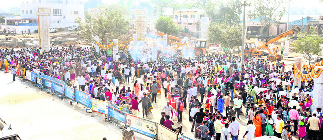 తల్లులకు తనివితీరా మొక్కులు.. 1