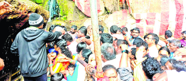 మంగమ్మ తల్లికి ప్రత్యేక పూజలు  
1