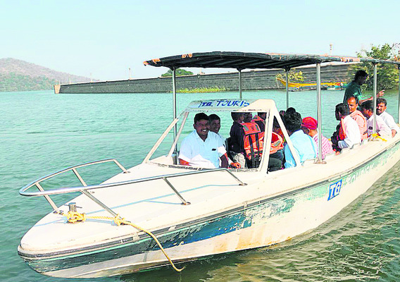 ‘కడెం’కు సందర్శకుల తాకిడి2