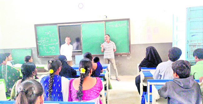 ముక్కోటి ఏకాదశికి మన్యంకొండ ముస్తాబు 
2