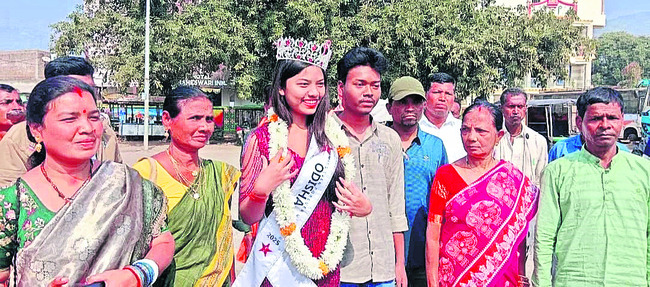 మిస్‌ టీన్‌ ఫరెవర్‌ యూనివర్స్‌గా మల్కన్‌గిరి యువతి మమత1