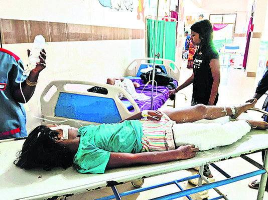 వేర్వేరు రోడ్డు ప్రమాదాల్లో ఆరుగురికి గాయాలు 1