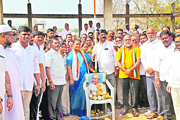 మా భూములు వదులుకోం 1