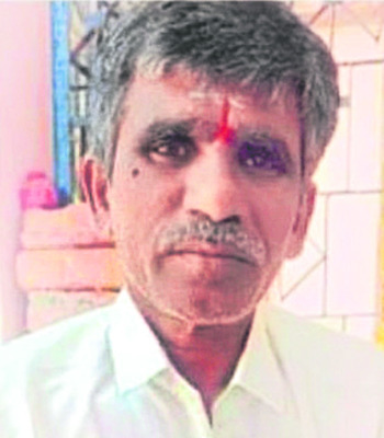 నడుచుకుంటూ వెళ్తుండగా.. 1