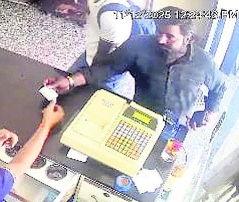 స్కూటీ డిక్కీలోని నగదు దొంగతనం1