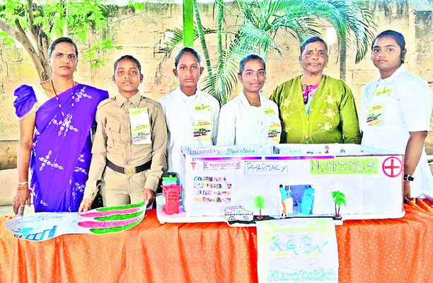 ఆసుపత్రి వృత్తుల విలువను చాటిన కేజీబీవీ విద్యార్థి1