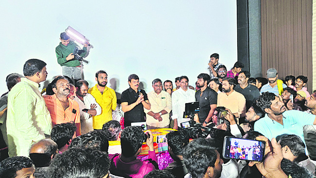 అమరావతిలో సినీ దర్శకుడు బోయపాటి సందడి 2