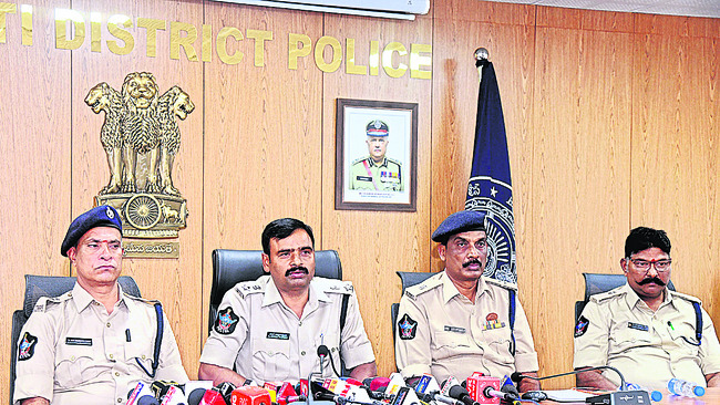 కంటైనర్‌ లారీ, బస్సు ఢీ 1