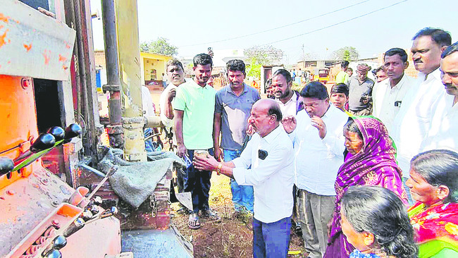 బోరు వేయించిన ఎమ్మెల్యే2