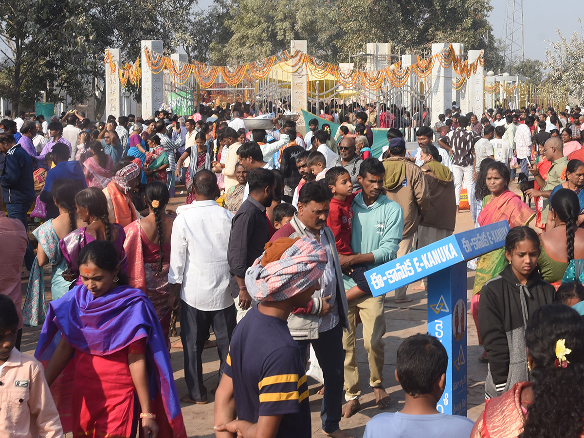 Medaram Sammakka Sarakka Jatara 2025 Photos15