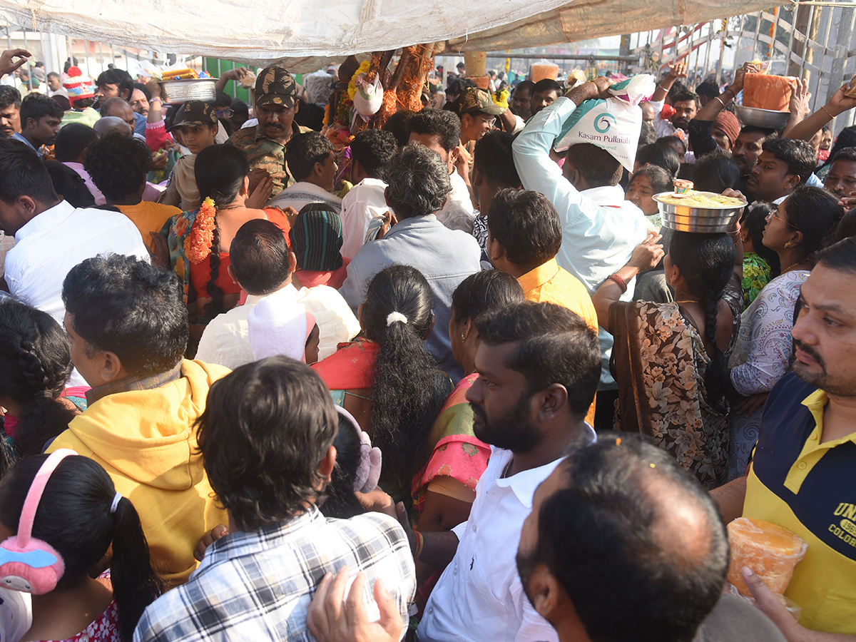 Medaram Sammakka Sarakka Jatara 2025 Photos25