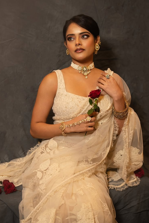 Prabhas Gift Actress Riddhi Kumar Saree Photos5