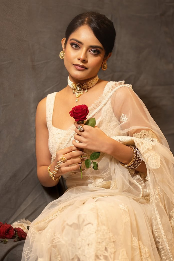 Prabhas Gift Actress Riddhi Kumar Saree Photos10