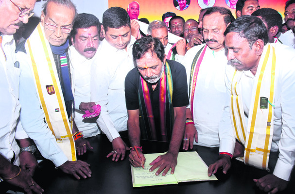 ప్రతి ఒక్కరినీ కలుపుకుని వెళ్లాలి 2