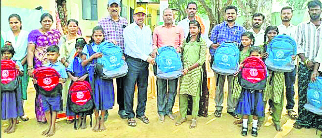 విద్యార్థులకు బ్యాగుల పంపిణీ 3