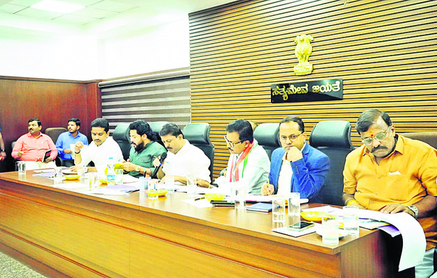 నిధులున్నా ఎందుకు ఖర్చు చేయడం లేదు? 1