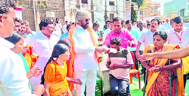 విద్యార్థులకు బ్యాగుల పంపిణీ 1