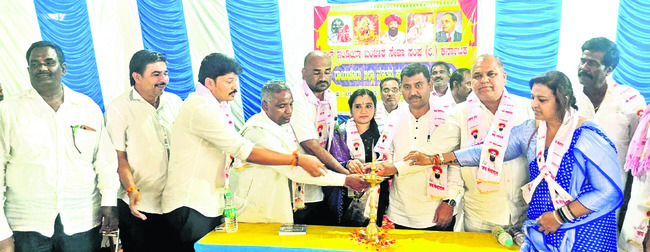 విద్యార్థులకు బ్యాగుల పంపిణీ 2