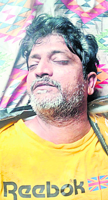 టీ తాగేందుకు  రోడ్డు దాటుతుండగా.. 1