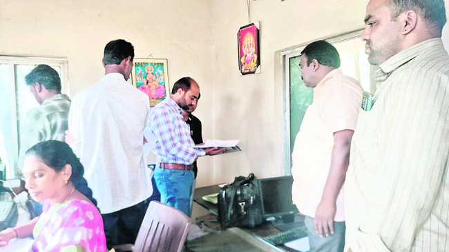 వైరా రిజర్వాయర్‌లో  చేపపిల్లలు విడుదల
1