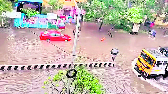 అనేక చోట్ల భారీ వర్షం 1