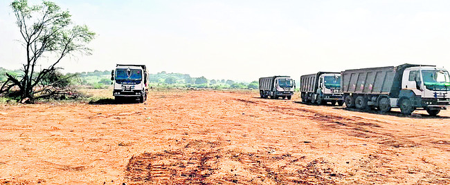 మా చెరువులోని మట్టిని మీరెందుకు తరలిస్తారు 1