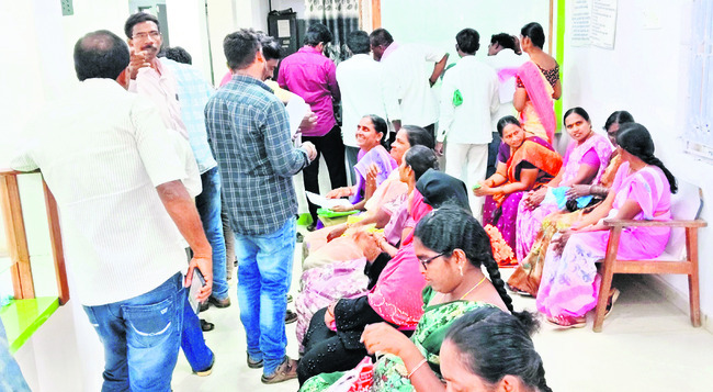 బ్యాంకుల్లో రద్దీ..1