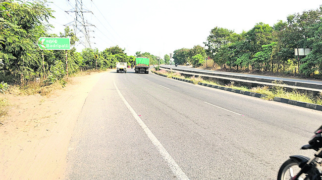 రాజీవ్‌ రహదారి.. రైల్వేలైనే హద్దులు 
1