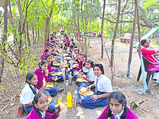 ఊడలమర్రి నీడలో..1