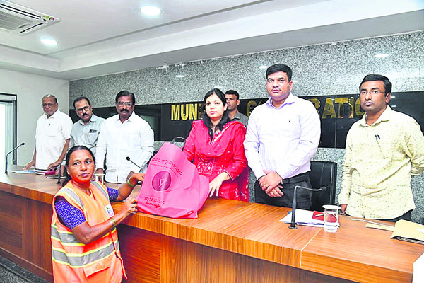 బల్దియా సిబ్బందికి   రూ.30లక్షల బీమా
1