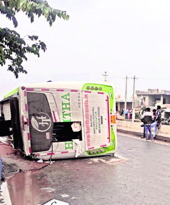 మరో ట్రావెల్స్‌ బస్సుకు ప్రమాదం1