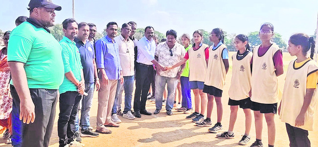 ఉత్సాహంగాహ్యాండ్‌బాల్‌ ఎంపికలు 
1