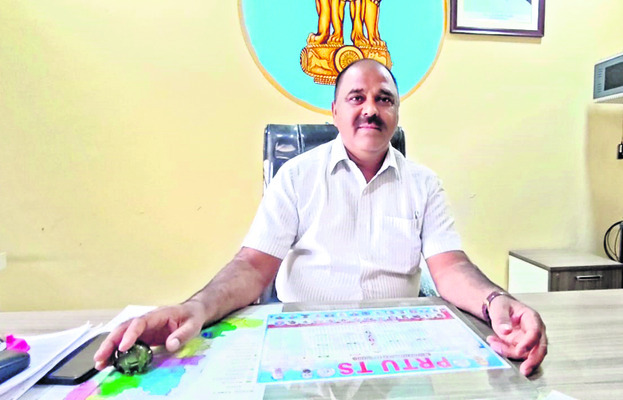 చెక్కులు ఇస్తామని.. చేయిచ్చారు!1