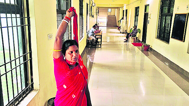 కలెక్టరేట్‌లో మహిళ ఆత్మహత్యాయత్నం!1