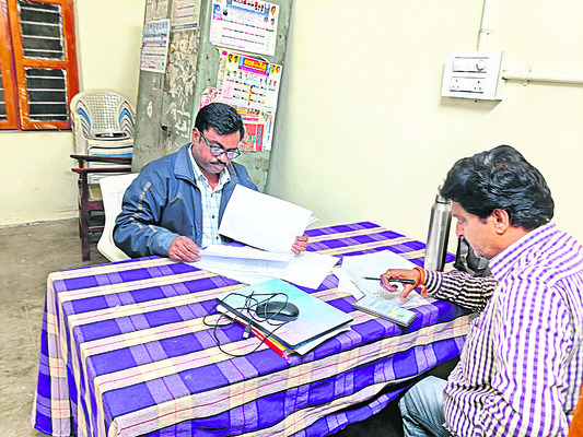 గేట్లు మూసి.. కార్యాలయంలో కుస్తీ 1