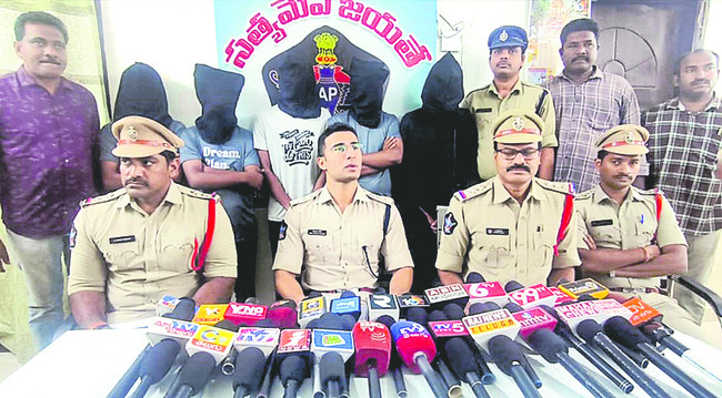 ఉద్యోగాల పేరిట టోపీ1