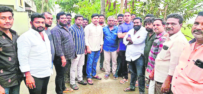 వైఎస్సార్‌ సీపీ నేత కారుకు నిప్పు పెట్టిన యువకులు1