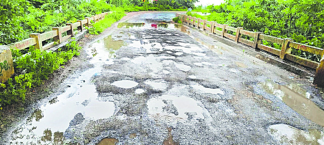 గుంతల రోడ్లే గతి..! 1