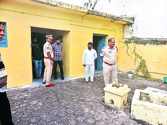 గురజాడ గృహానికి రక్షణ కరువు 2