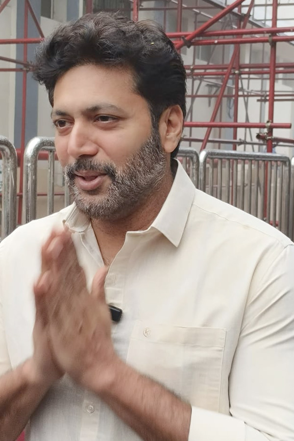 Actor Jayam Ravi And Singer Kenisha Visited Tirumala Photos2