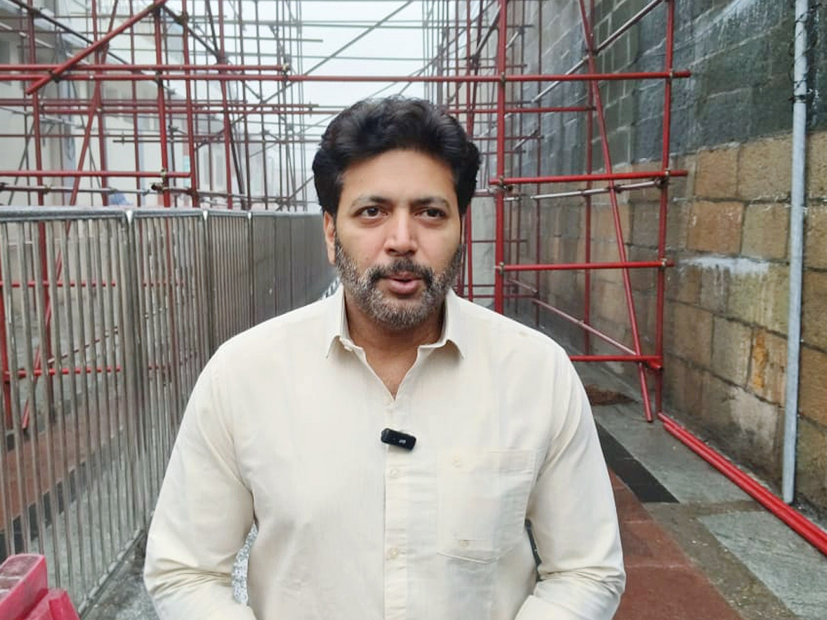 Actor Jayam Ravi And Singer Kenisha Visited Tirumala Photos3