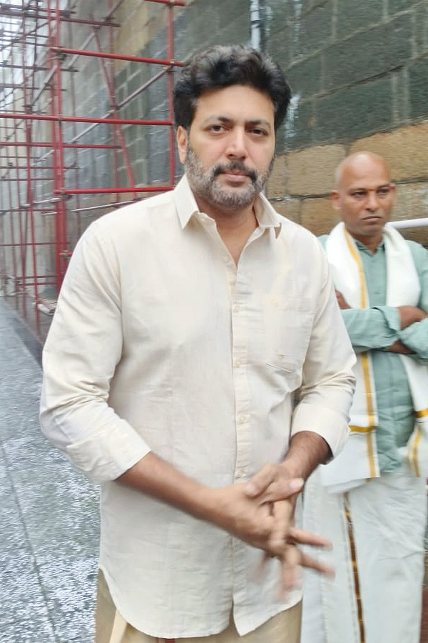 Actor Jayam Ravi And Singer Kenisha Visited Tirumala Photos4