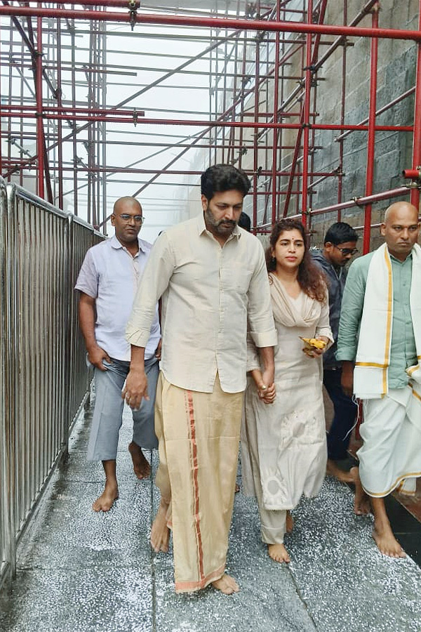 Actor Jayam Ravi And Singer Kenisha Visited Tirumala Photos5