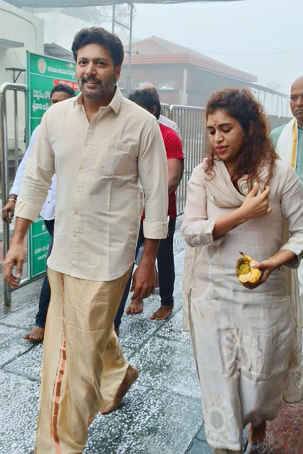 Actor Jayam Ravi And Singer Kenisha Visited Tirumala Photos8
