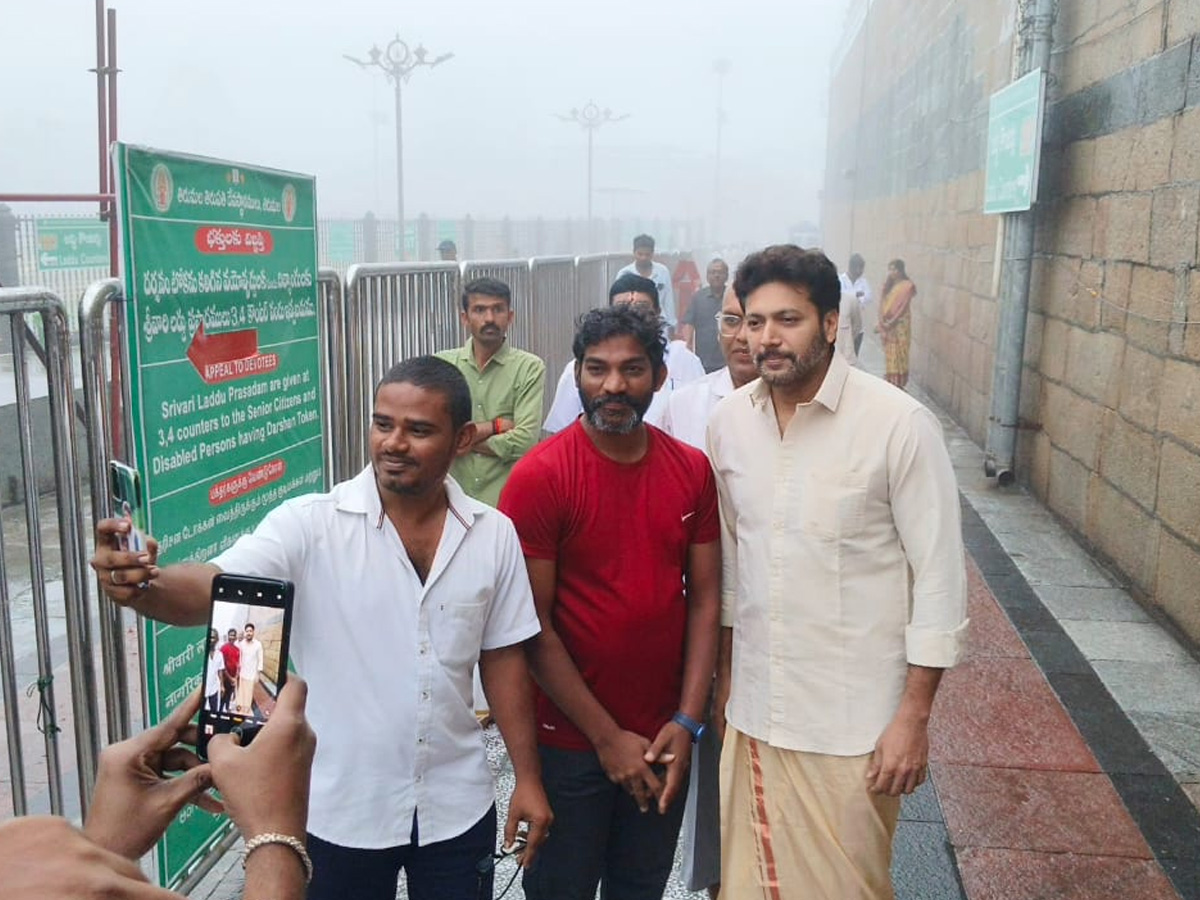 Actor Jayam Ravi And Singer Kenisha Visited Tirumala Photos9