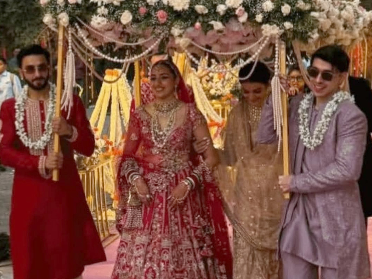 Deepika Padukone, Ranveer Singh Sprinkle Star Dust At Cousins Wedding Photos4