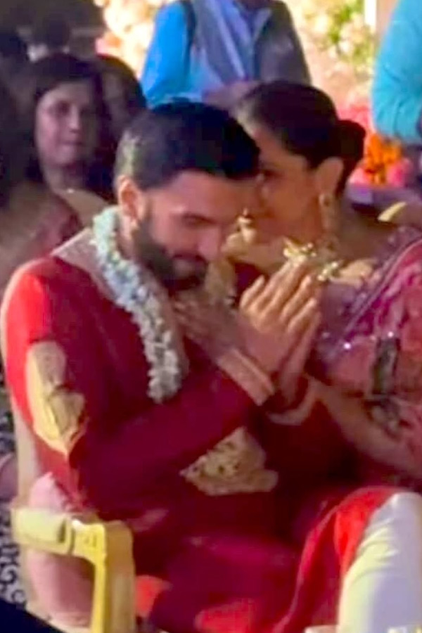 Deepika Padukone, Ranveer Singh Sprinkle Star Dust At Cousins Wedding Photos5