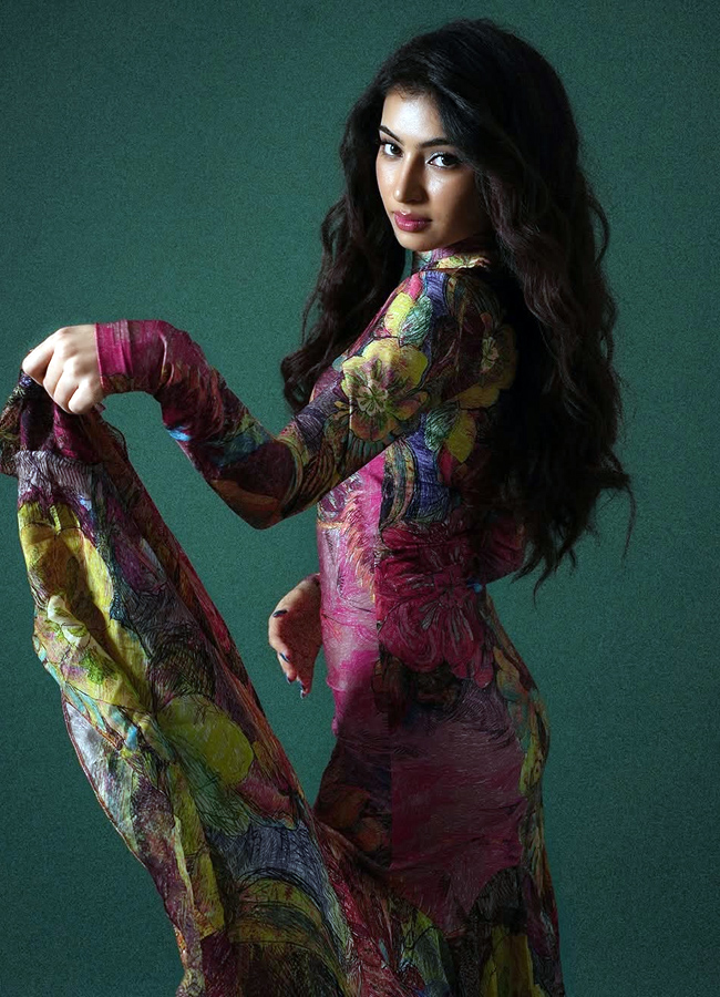 Sara Arjun is looking like a colorful butterfly (Photos)6