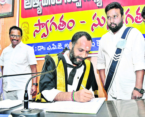 అధికారం చేతిలో రాజ్యాంగం చిత్తు కాగితమైంది. రాజ్యాంగం క1