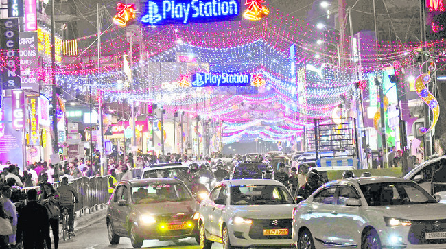 ఇతరులకు ఇబ్బంది కలిగిస్తే అరెస్టే: కమిషనర్‌ 2